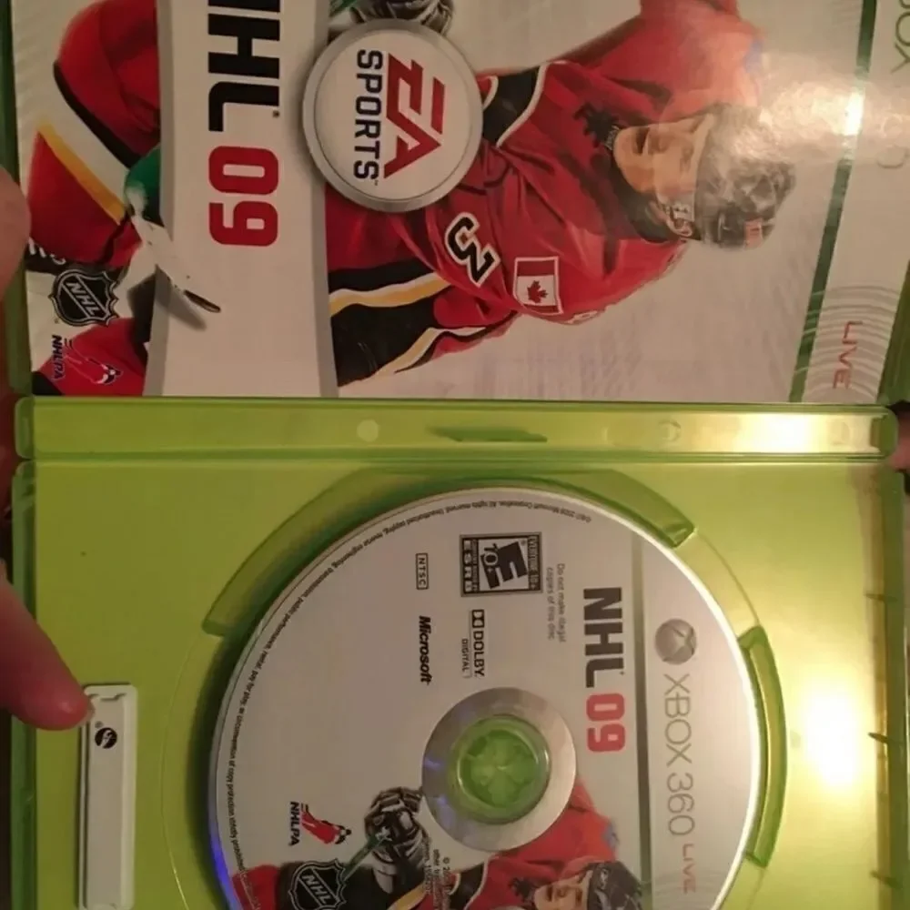 NHL 09 Xbox 360 video game Microsoft 2008 EUC COMPLETE with book hockey
